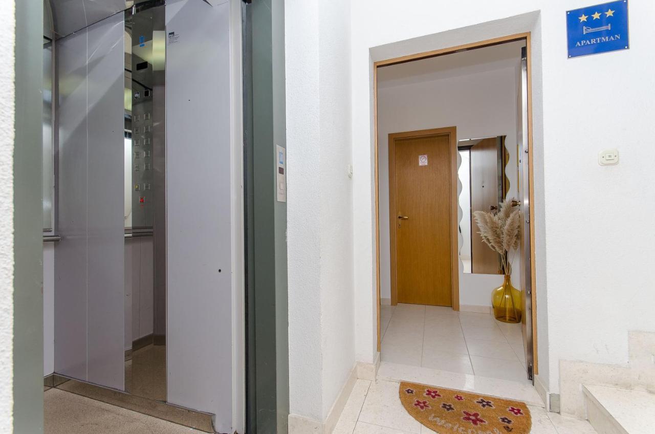 Spacious Apartment Smile With Terrace And Secure Garage Split Exteriör bild